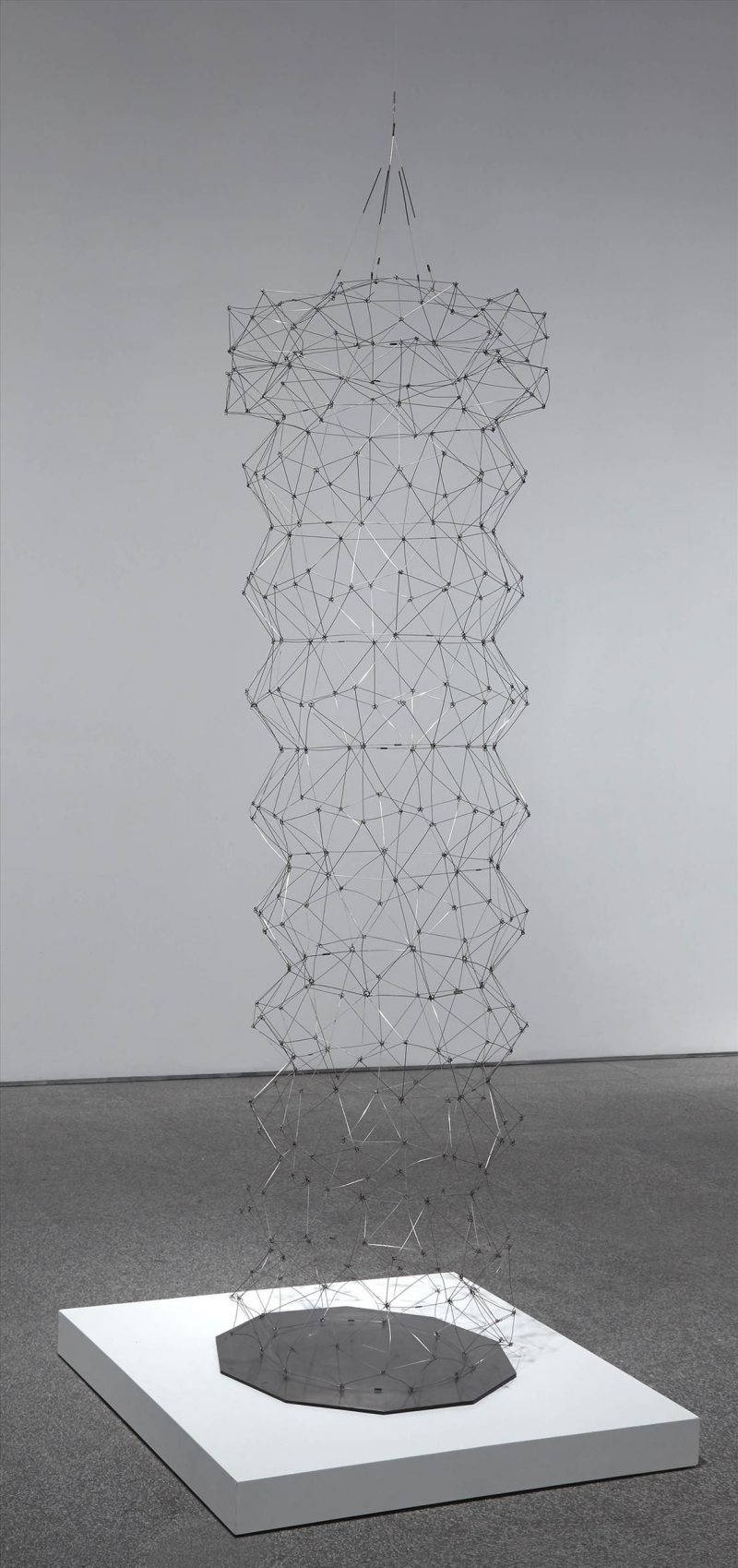 Tronco decagonal n.4 di Gego, scultura geometrica esposta al Museo Reina Sofia di Madrid