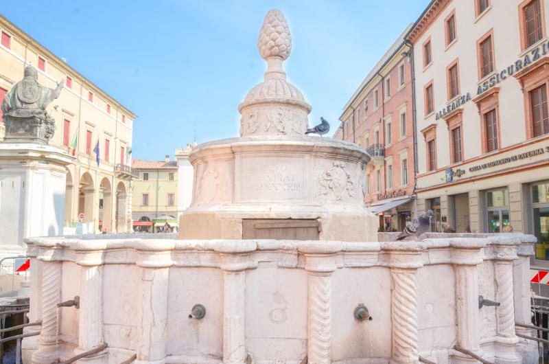 fontana della pigna rimini