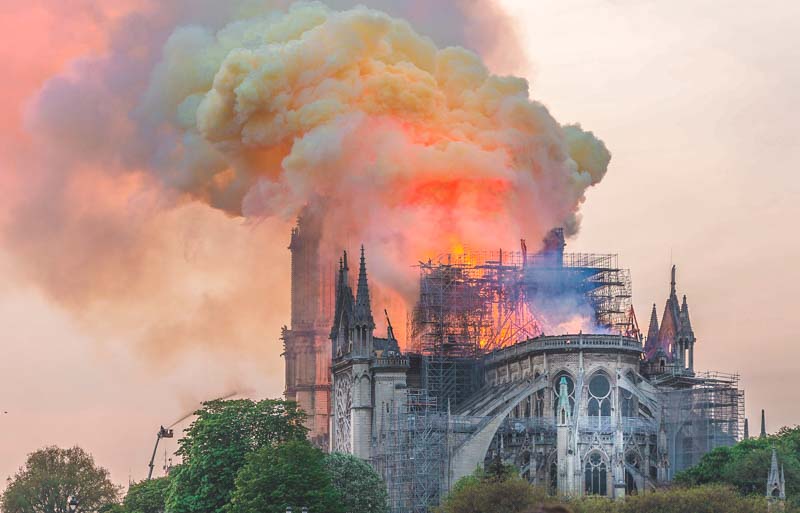 notre-dame de paris durante l'incendio del 2019