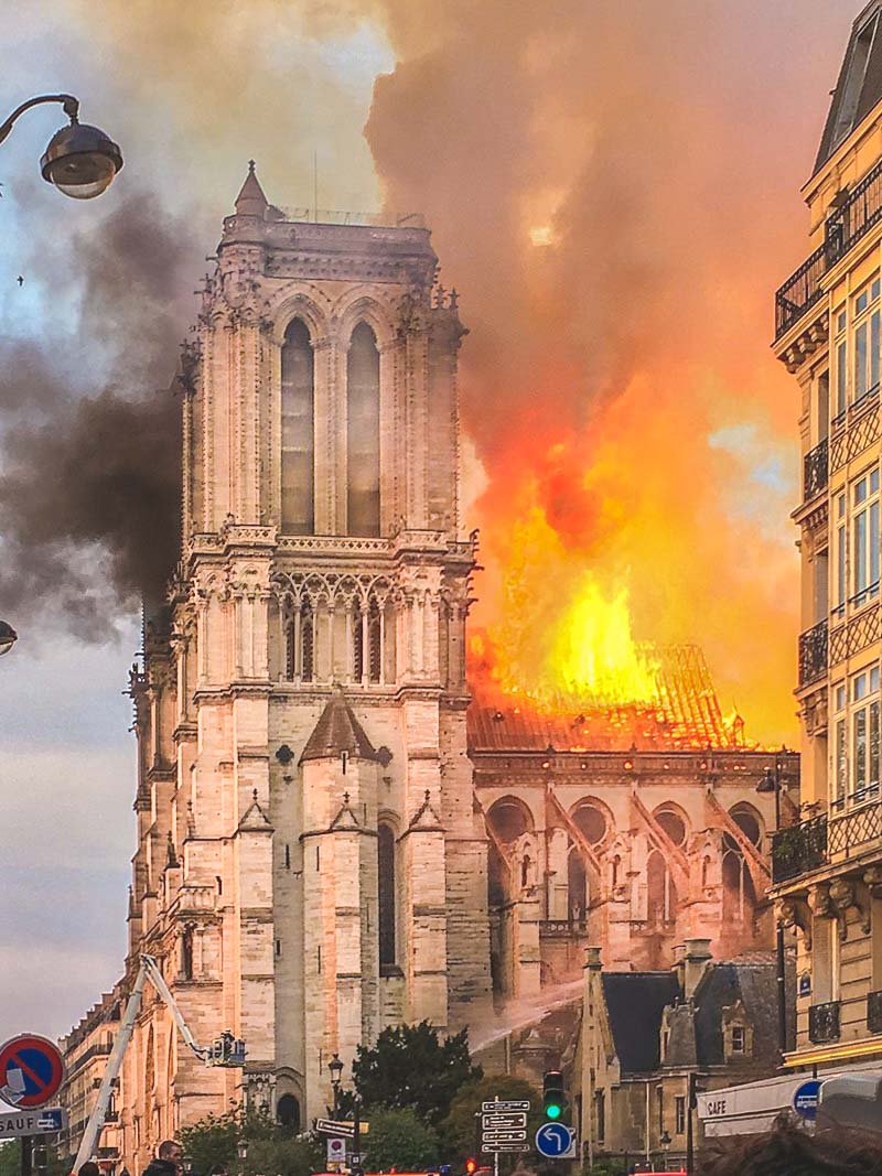 notre-dame de paris avvolta dalle fiamme nel 2019