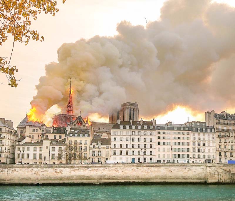 notre-dame de paris vista durante l'incendio
