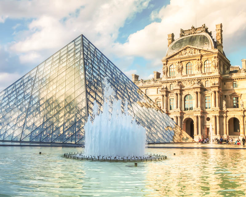 extérieur du louvre avec l'entrée de la pyramide